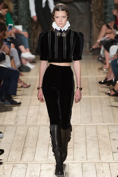 Look 10